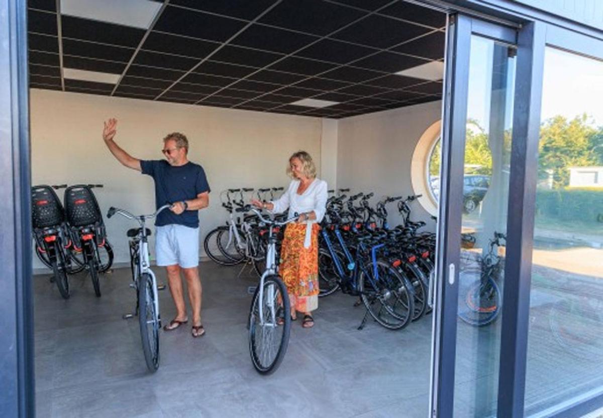 Ervaar 'Fryske Weelde' Op Vijf Sterren Vakantiepark De Kuilart カウドゥム エクステリア 写真