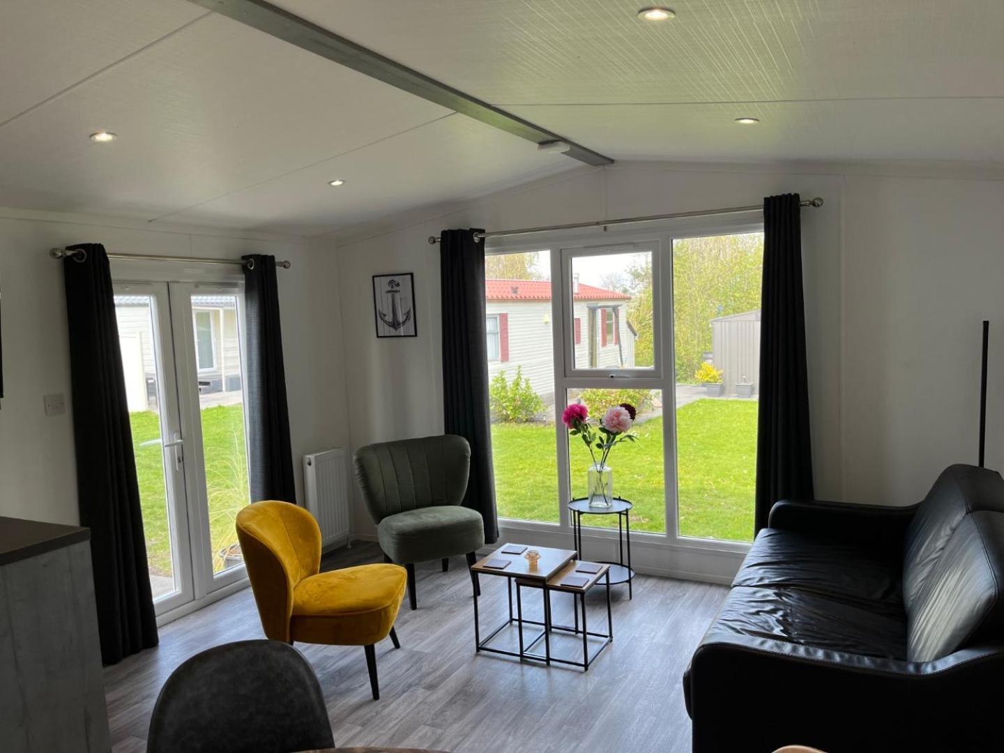 Ervaar 'Fryske Weelde' Op Vijf Sterren Vakantiepark De Kuilart カウドゥム エクステリア 写真