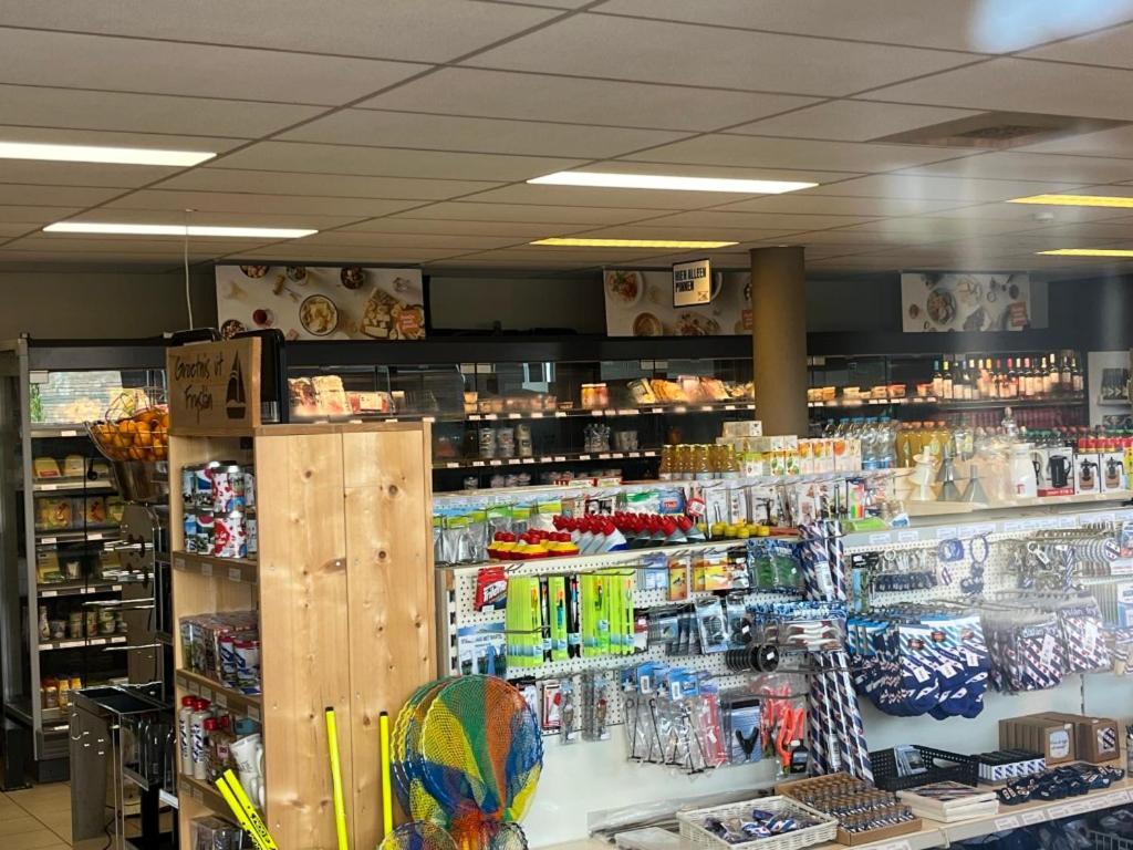 Ervaar 'Fryske Weelde' Op Vijf Sterren Vakantiepark De Kuilart カウドゥム エクステリア 写真